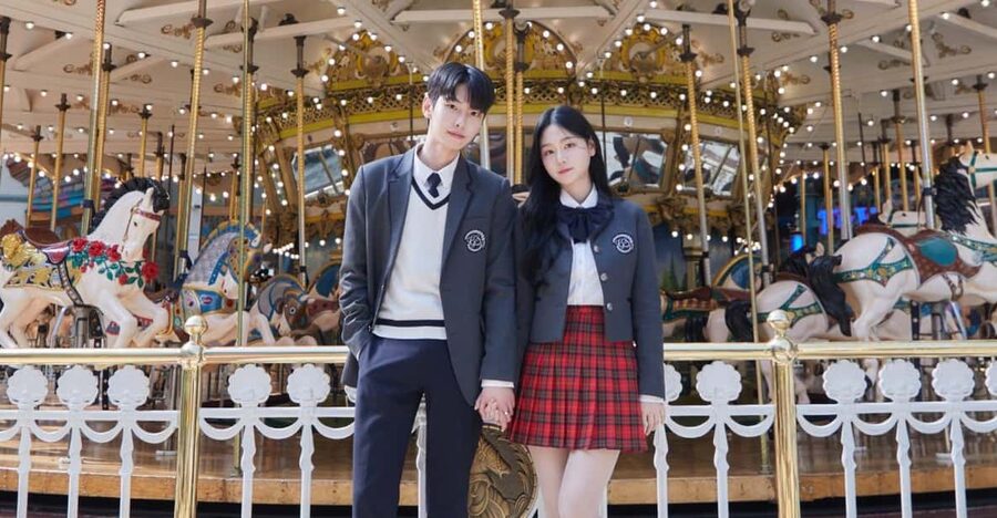 Seoul: Lotte World 1 Day Pass & Korean School Uniform Rental - Shows, parades, and the night light moment
