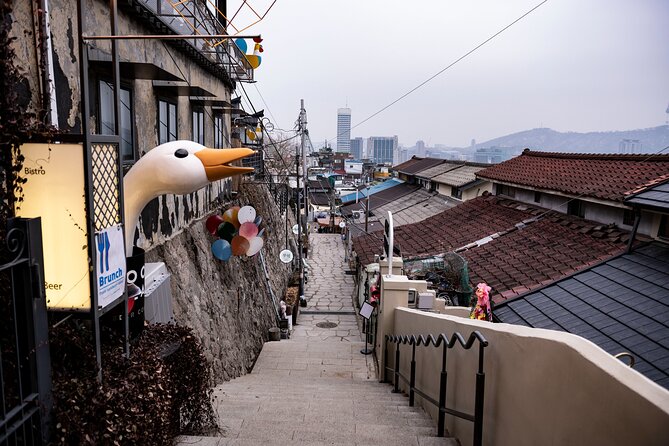 Seoul moonlight walking tour with local historian - Marronnier Park: a quick pause for live theater culture