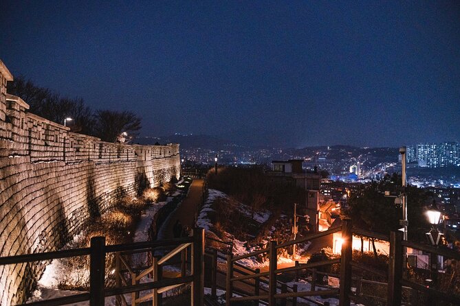 Seoul moonlight walking tour with local historian - The guide factor: why humor and storytelling matter on a night climb
