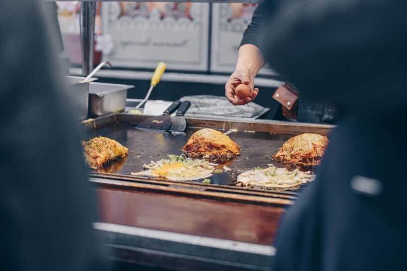 Seoul : Must-see & Hidden Gems Private Walking Tour - Markets and dining stops: where Seoul turns from sights into everyday life