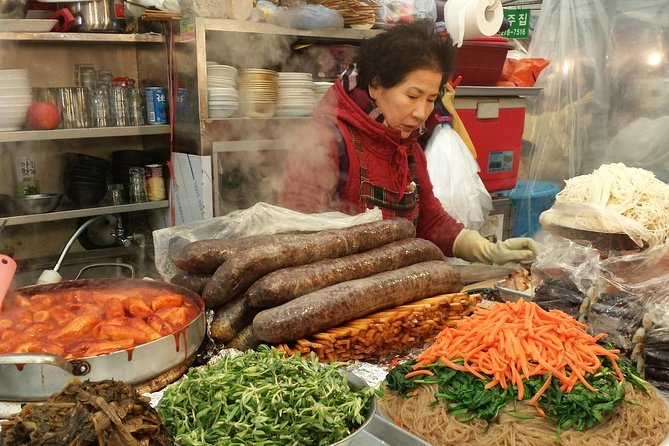 Seoul Night Tour (Gwangjang Market, Royal Palace and Naksan Park) - Guides make a difference: what you can expect from the group experience