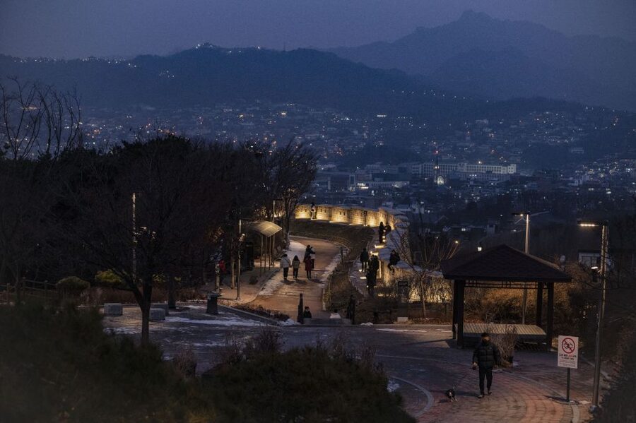 Seoul: Nighttime Hidden Gems Walking Tour - How to Make the Climb Easier: Shoes, Steps, and Winter Comfort