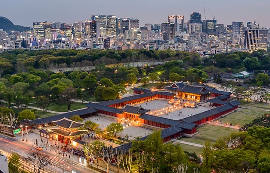 Seoul: Nighttime Tour of Palace, Market, Naksan Park & More - How the bus timing keeps the evening comfortable
