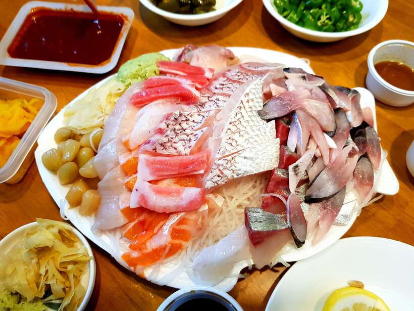 Seoul: Noryangjin Fish Market Dinner - How your English guide helps you pick seafood, including the limits