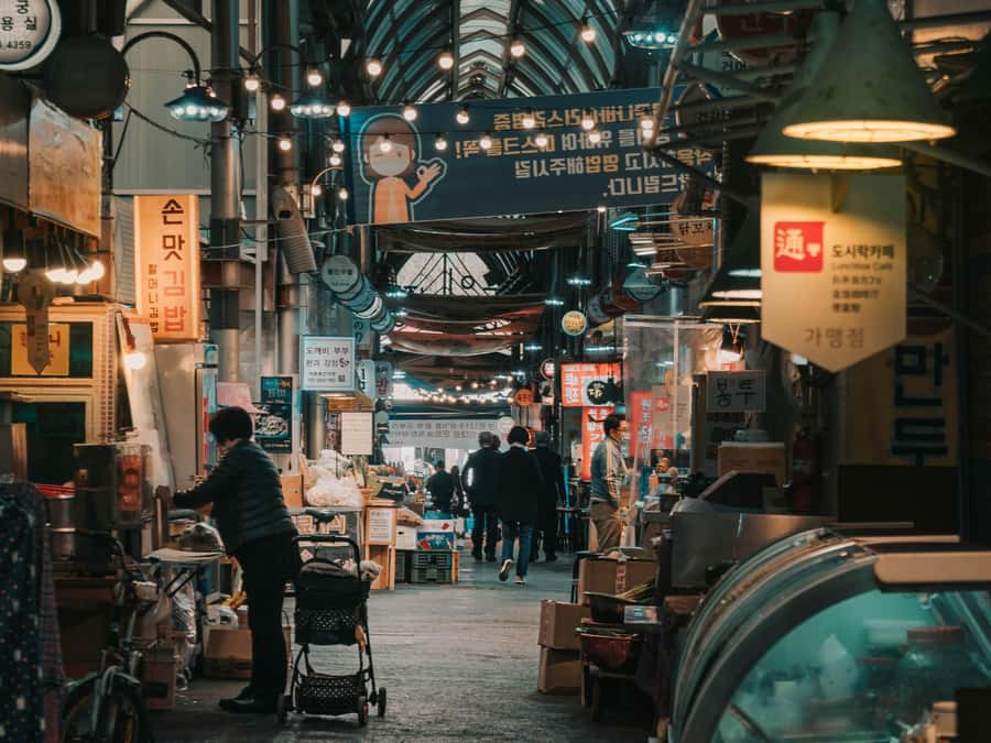 Seoul: Palace, Temple and Market Guided Foodie Tour at Night - Ikseondong Hanok Village: quick photo stop for traditional house vibes