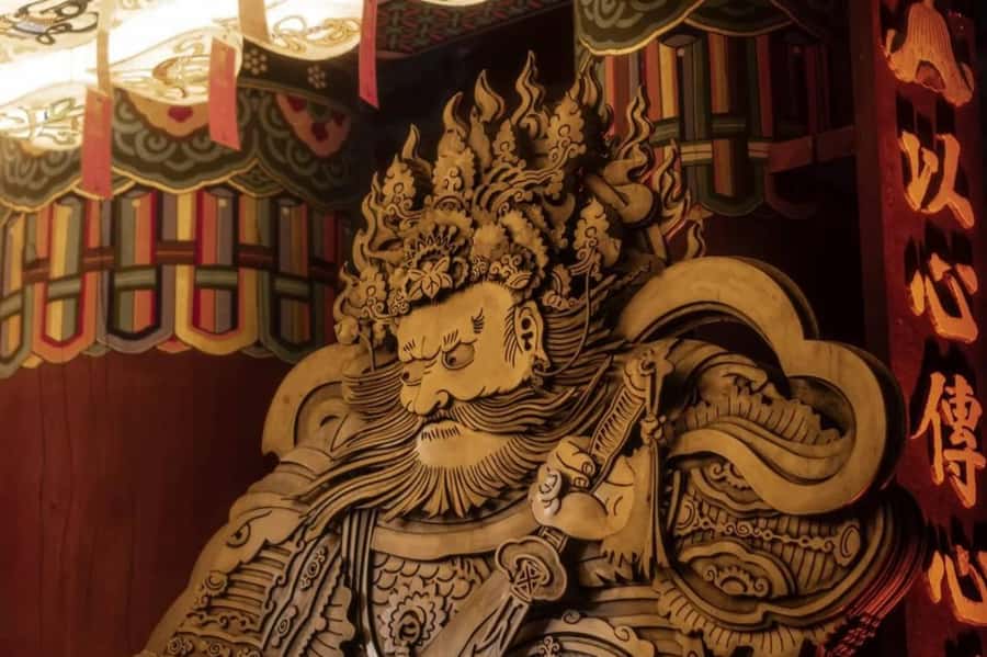 Seoul: Palace, Temple and Market Guided Foodie Tour at Night - Changgyeonggung Palace after dark, Joseon-era grandeur with a night-time filter
