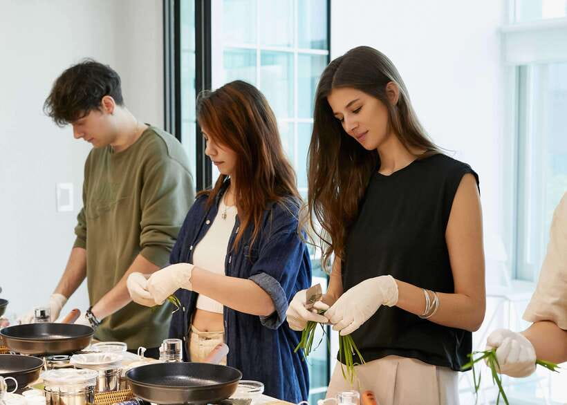 Seoul: Premium Korean Feast Cooking Class - Cooking in a small group, with English guidance