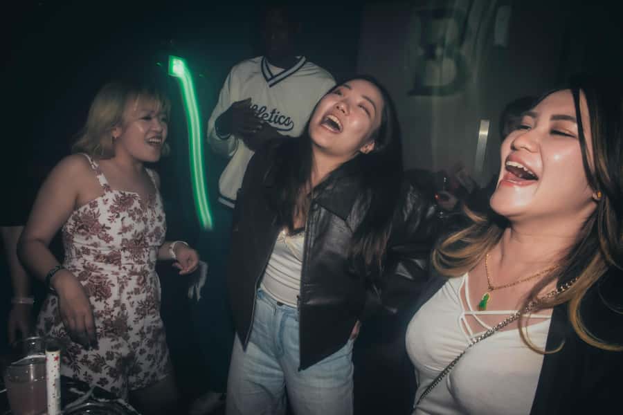 Seoul: Premium Pub Crawl with Limitless Drinks - Bottle service, hookah options, and the drink limit reality