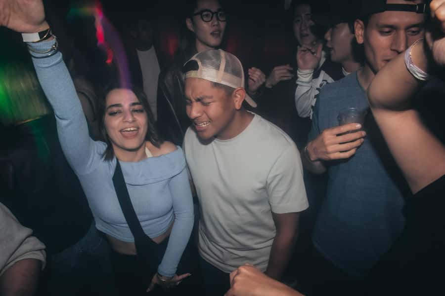 Seoul: Premium Pub Crawl with Limitless Drinks - Free entry and no cover charge, how to compare to DIY nights