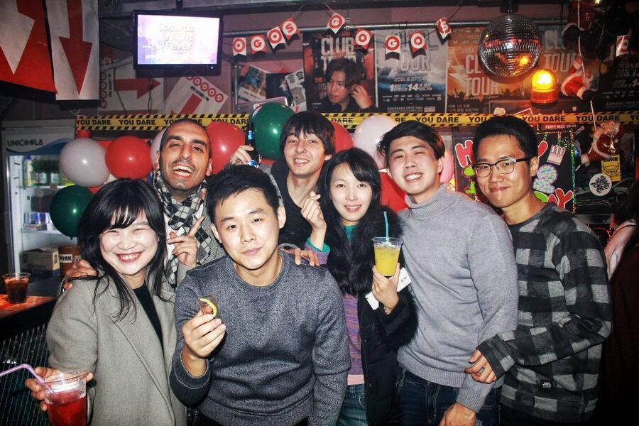 Seoul: Pub Crawl - Free entry and 4+ shots: the price makes sense in Seoul