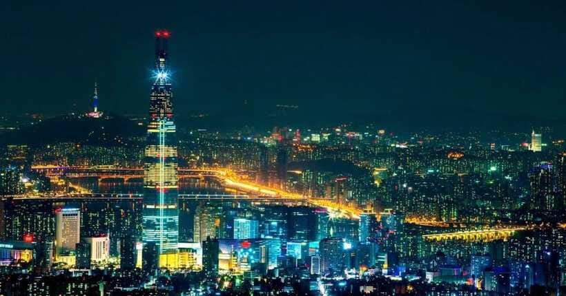 Seoul: Sky Lotte World Tower Ticket - Food and shopping at the tower base, with smart expectations
