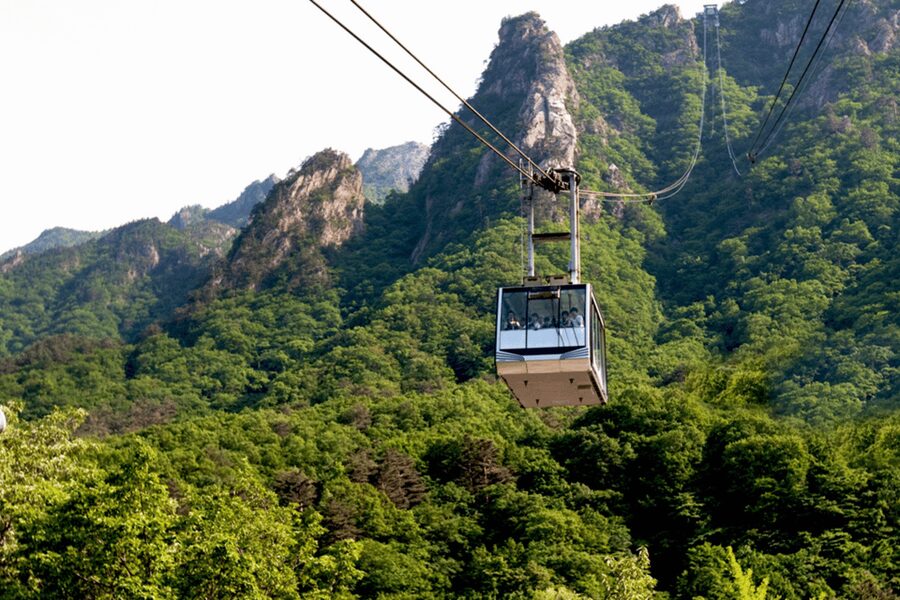 Seoul: Sokcho beach, market, hot spring and Seorak Cable Car - Guides, language help, and why friendliness matters here