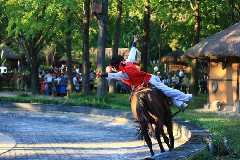 Seoul: Suwon Hwaseong Fortress & Korean Folk Village Tour - Transport from Central Seoul: Coach Ride Time and Drop-Off Convenience