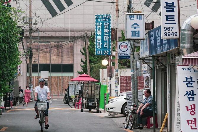 Seoul: Temple Vegan Cooking Class & Oriental Medicine Tour - Street food tastings and quick culture stops you will actually remember