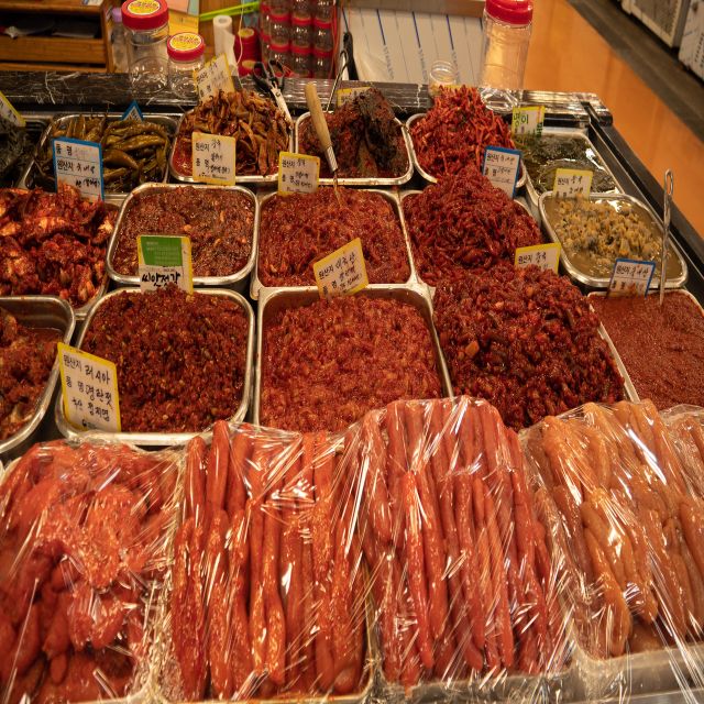 Seoul: The Biggest Sea-food Noryangjin Market Food Tour - The best part: tasting seafood right off the market route