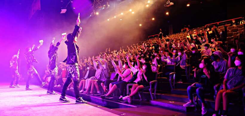 Seoul: The Painters Live Art K-pop Dance Show Ticket - The chance to take a painting home