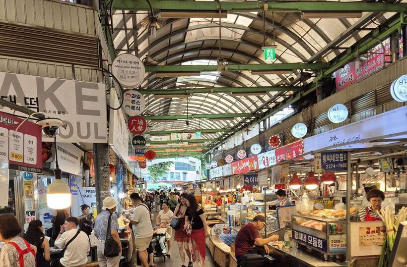 Seoul: UNESCO Palace and Street Foods Guided Tour - Walking in Between: The Short On-Foot Reset