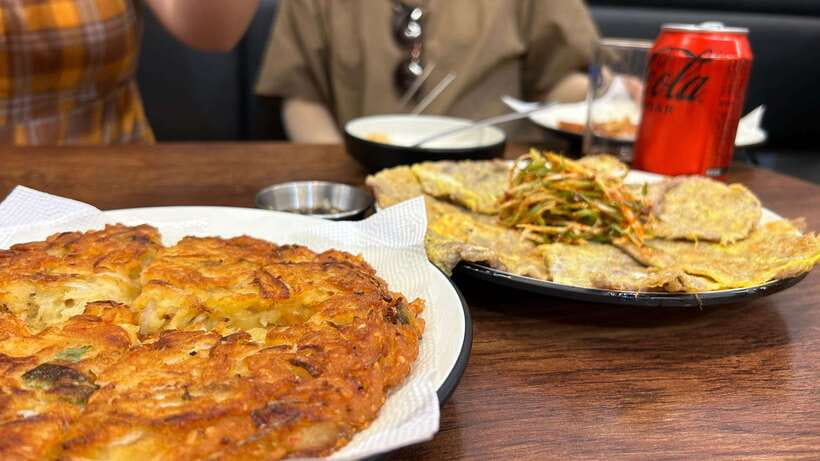 Seoul: UNESCO Palace and Street Foods Guided Tour - Gwangjang Market Street Food Tasting That Actually Includes Planning