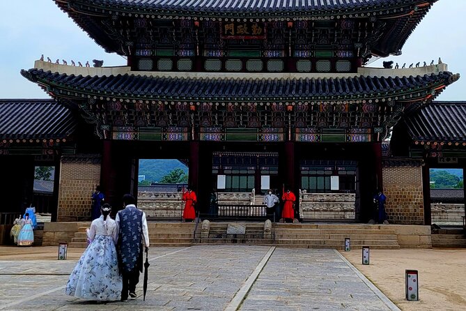 (Small Group) Palace & Seoul Old Town Highlights - Bukchon Hanok Village: traditional houses between palaces