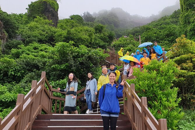 Small group Private Taxi Tour DAY experience in Jeju island - Stop 1: Hamdeok Beach starts the day light and scenic