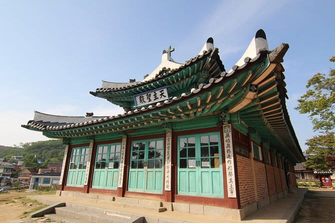 Street photoshoot and Seoul Hidden gem History Walking Tour - The photoshoot package: what you actually get back