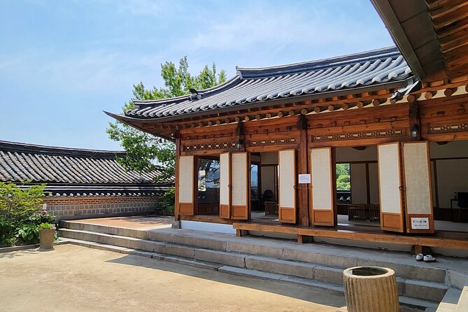 Traditional Gourmet - Stop 1: Bukchon Hanok Village, the walk that sets the food stage