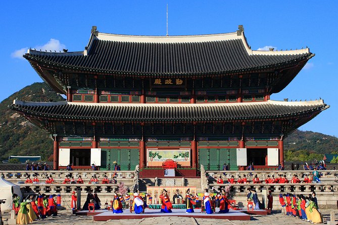Walking Tour with Gyeongbokgung Palace, Bukchon, Insadong - Bukchon Hanok Village: Winding Alleys With the Real Traditional Layout